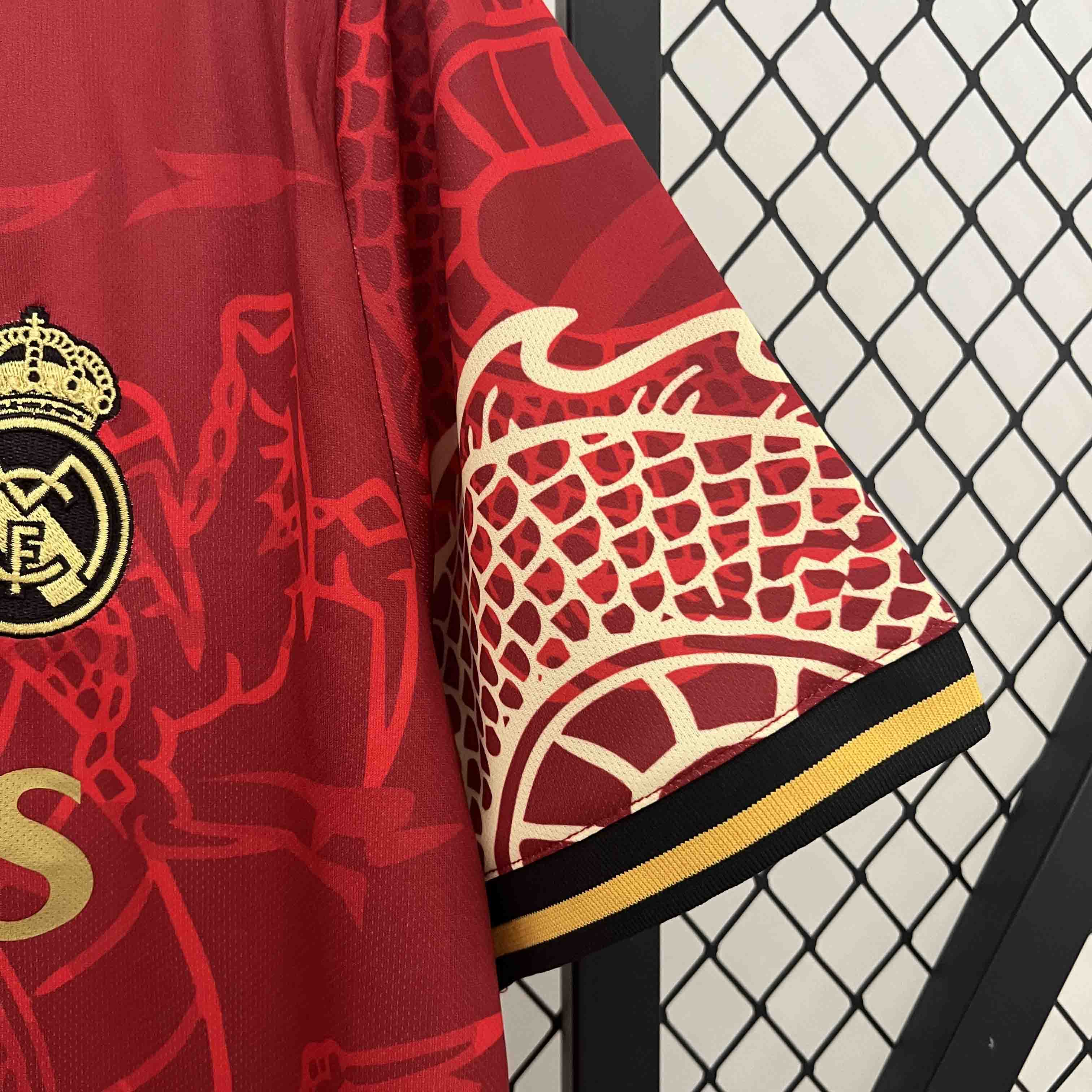 2024/25 Maillot Real Madrid Concept Dragon Rouge